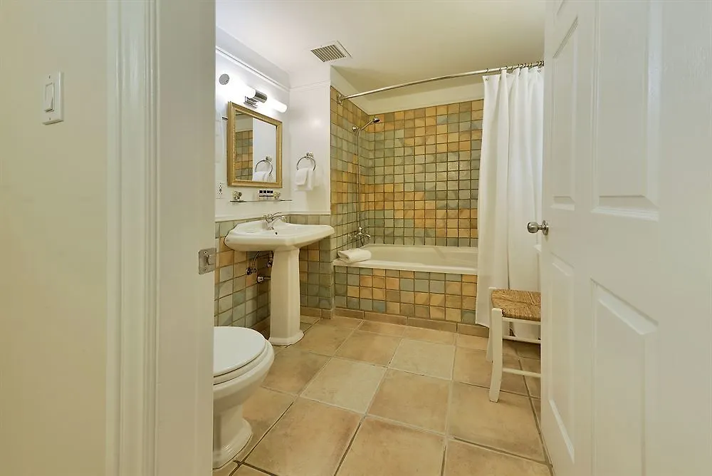 Отель Auberge Saint-Pierre Квебек